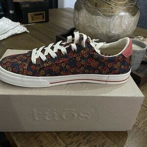 Taos floral shoes size9.5